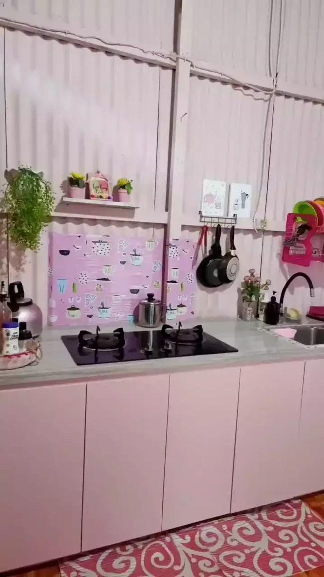 Bagian dapur tersebut tampak begitu rapi dengan barang-barangnya tertata. Untuk mempercantiknya juga terdapat beberapa tanaman hias kecil. Foto: Instagram/@mayasari.100