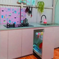 Di bawah meja dapurnya juga dilengkapi dengan lemari geser untuk menyimpan barang-barang seperti peralatan makan. Foto: Instagram/@mayasari.100