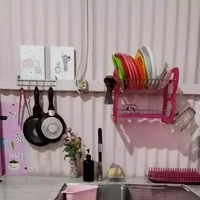 Dalam foto terlihat beberapa teflon yang tergantung rapi, di dekatnya terdapat rak piring. Meski ukurannya tak besar namun berkat penataan yang rapi, setiap sisinya pun bisa berfungsi maksimal. Foto: Instagram/@mayasari.100