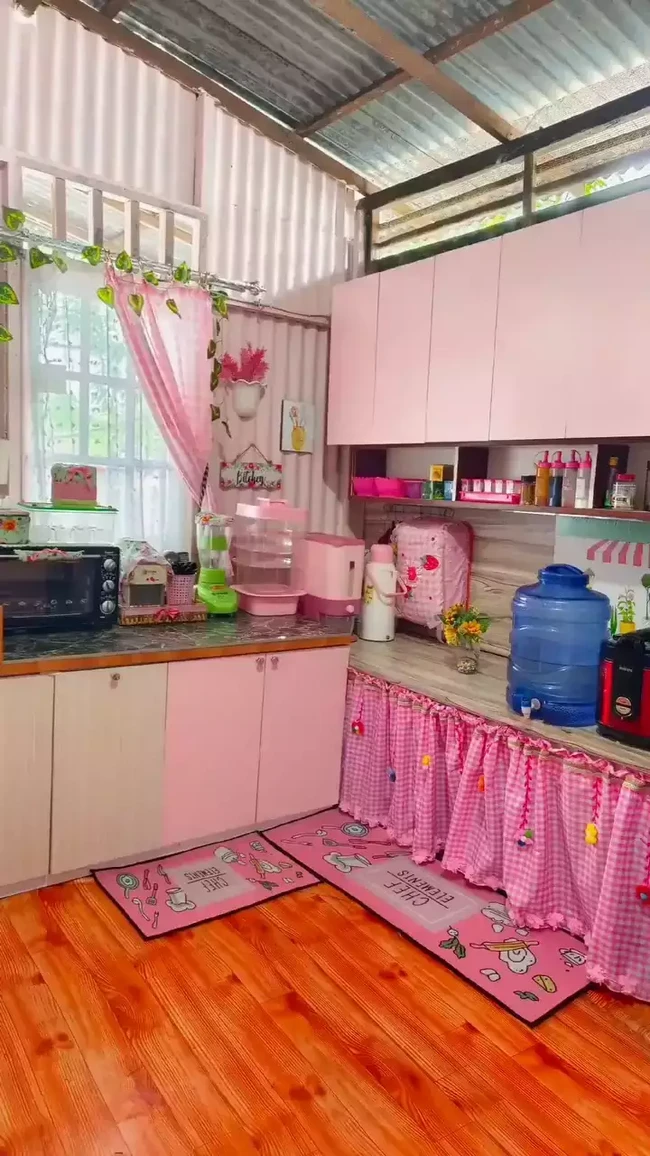 Dapur satu ini membuktikan bahwa jika ingin memiliki dapur estetik tak selalu harus mahal. Nyatanya meski hanya berdinding dan beratap seng, dapur ini juga tetap bisa terlihat estetik. Foto: Instagram/@mayasari.100
