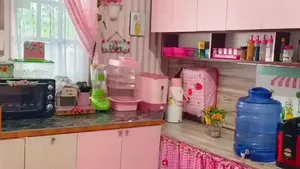 6 Potret Dapur Serba Pink yang Estetik Meski Hanya Berdinding & Beratap Seng