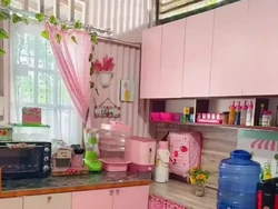 6 Potret Dapur Serba Pink yang Estetik Meski Hanya Berdinding & Beratap Seng