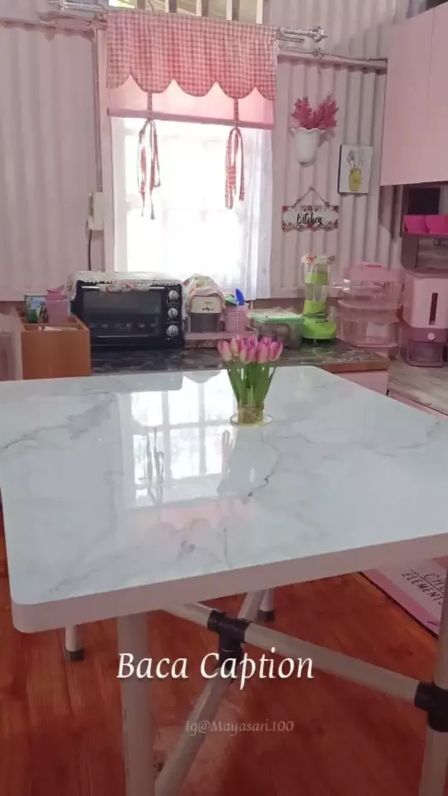 Ditambah dengan meja makan motif marmer berwarna putih, dapur tersebut jadi makin lengkap. Lantai vinyl motif kayu juga menambah kenyamanan dan keindahan dapur. Foto: Instagram/@mayasari.100