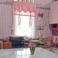 Ditambah dengan meja makan motif marmer berwarna putih, dapur tersebut jadi makin lengkap. Lantai vinyl motif kayu juga menambah kenyamanan dan keindahan dapur. Foto: Instagram/@mayasari.100