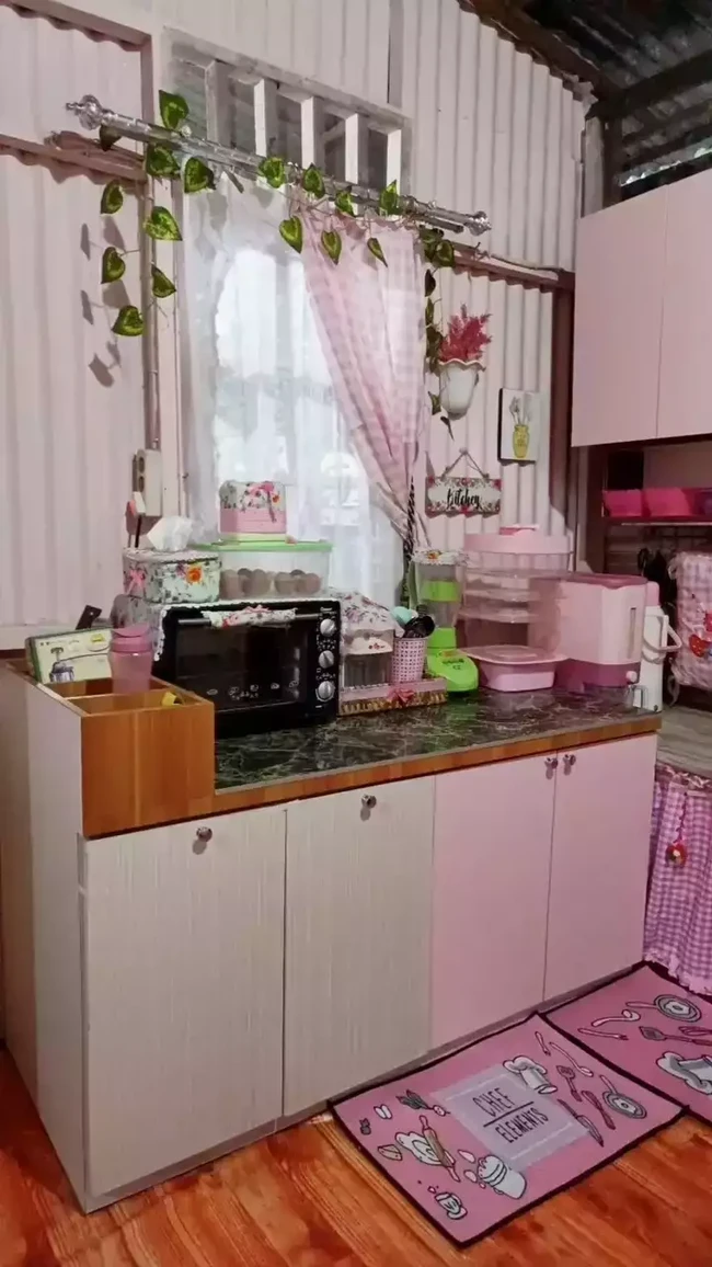 Potret dapur estetik sekaligus unik ini dibagikan oleh akun TikTok @mayasari.100. Wolipop sendiri sudah mengonfirmasinya melalui komentar TikTok. Meski hanya berdinding dan beratap seng, dapur serba pink itu terlihat estetik. Foto: Instagram/@mayasari.100