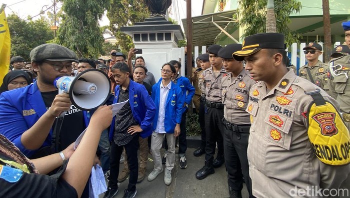 Demo Mahasiswa di halaman Gedung DPRD Kota Sukabumi.