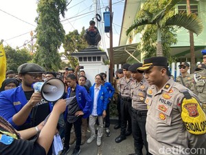 Mahasiswa Unjuk Rasa di Halaman DPRD, Kiritisi Semrawutnya Kota Sukabumi