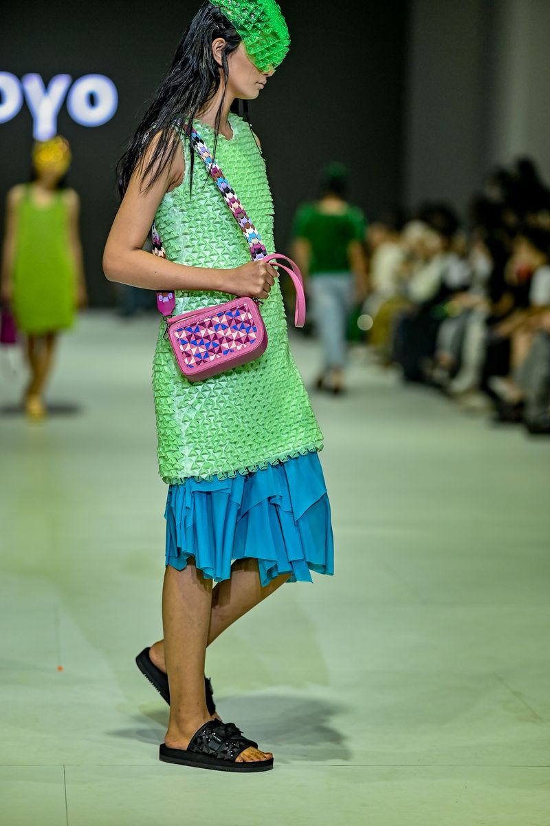 Dewi Fashion Knights 2023 'The Visionary' di Jakarta Fashion Week 2024