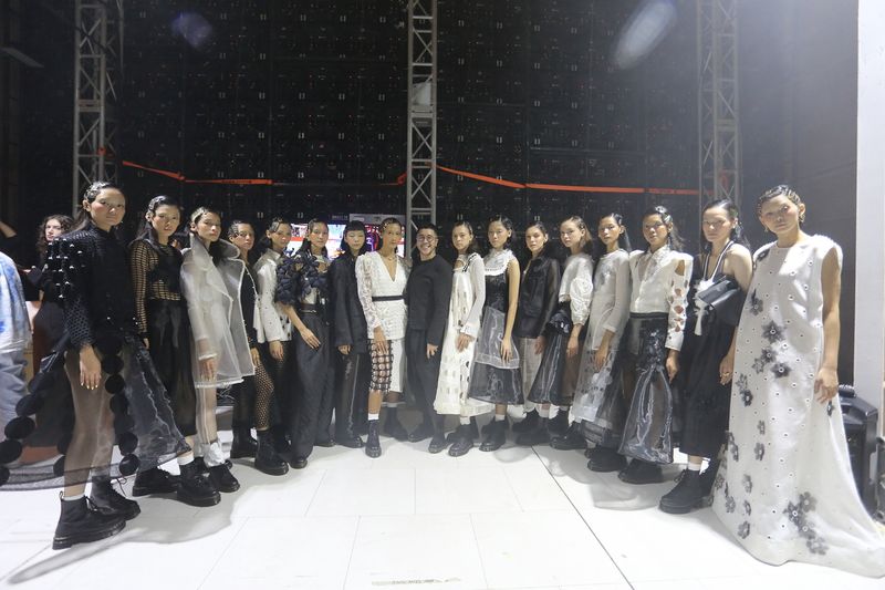 Dewi Fashion Knights 2023 'The Visionary' di Jakarta Fashion Week 2024