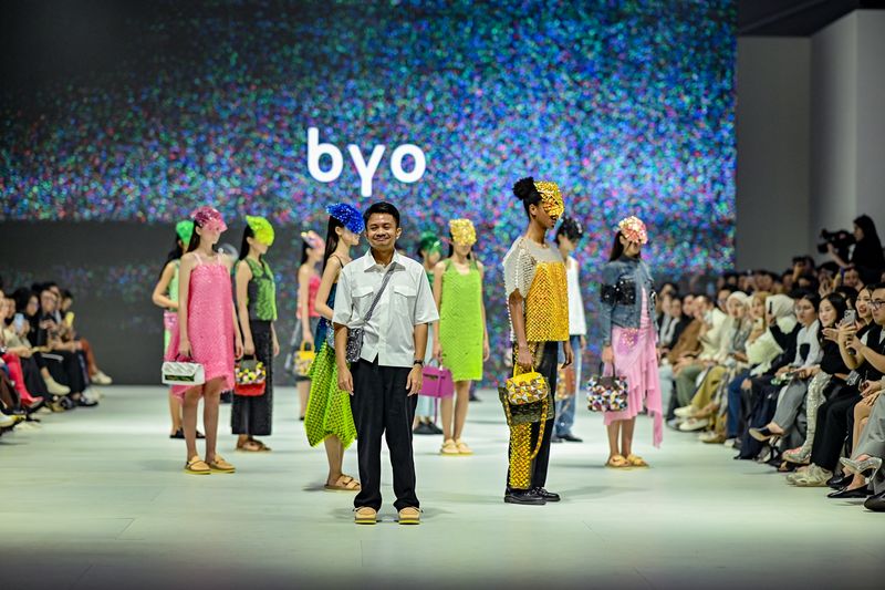 Dewi Fashion Knights 2023 'The Visionary' di Jakarta Fashion Week 2024