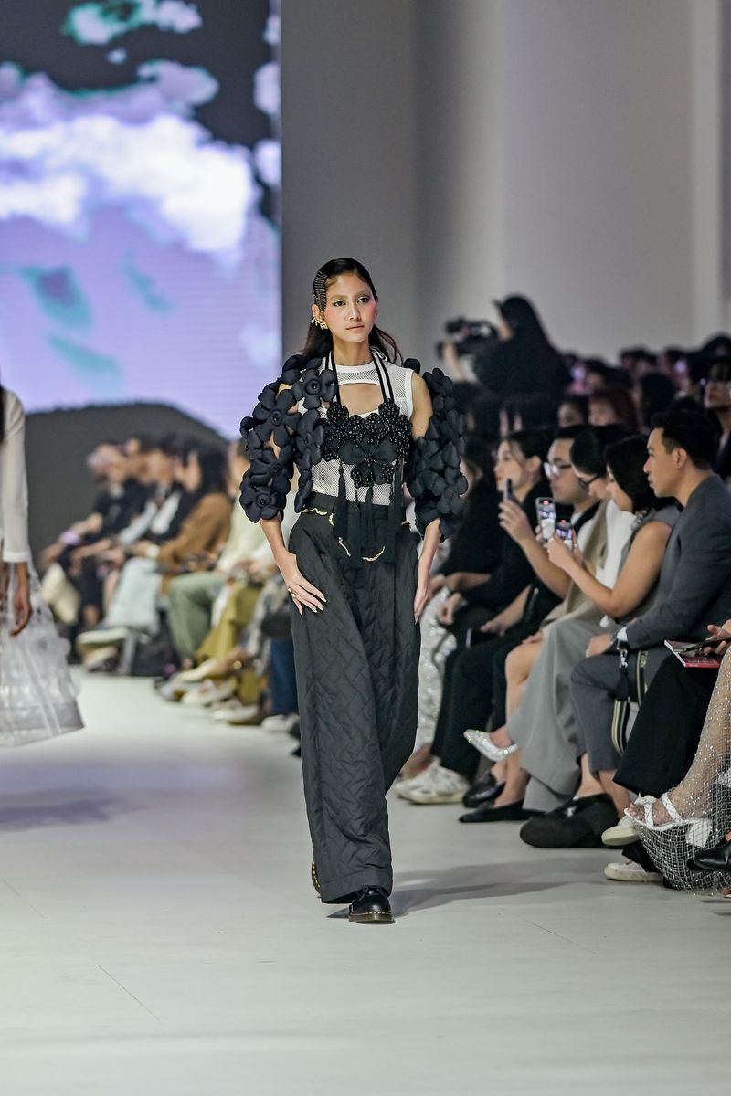 Dewi Fashion Knights 2023 'The Visionary' di Jakarta Fashion Week 2024