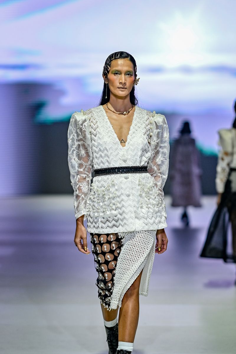 Dewi Fashion Knights 2023 'The Visionary' di Jakarta Fashion Week 2024