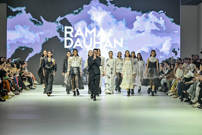 Dewi Fashion Knights 2023 The Visionary di Jakarta Fashion Week 2024