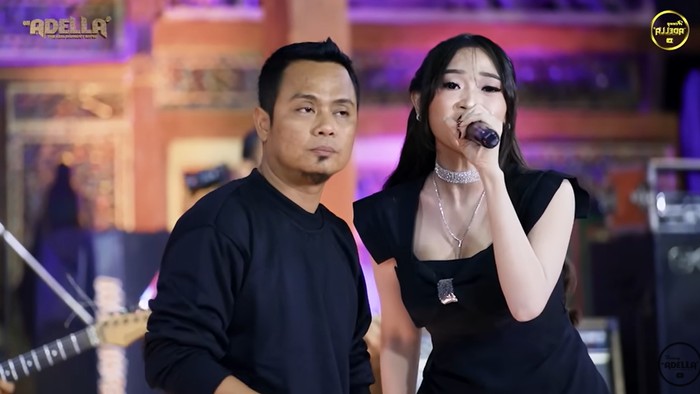 Difarina Indra Adella duet dengan Fendik Adella membawakan lagu Tak Berani Ku Melawan Restu.