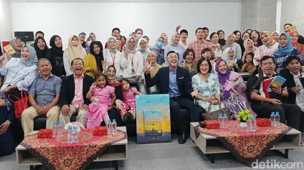 dr Gia Luncurkan Novel Cinta 31.000 Kaki yang Sempat Viral