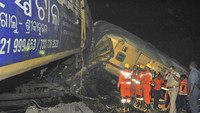Kementerian Perkeretaapian dalam sebuah pernyataan menyebutkan, investigasi awal menemukan bahwa kesalahan manusia menjadi penyebab tabrakan tersebut. (AP Photo)  