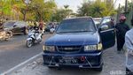 Penampakan Pohon Asem Londo Ambruk Timpa Dua Mobil di Jalan Merr