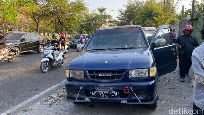 Dua Mobil Tertimpa Pohon Asem Londo Dua Mobil Tertimpa Pohon Asem Londo