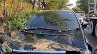 Akibat pohon Asem Londo yang tumbang dan menimpa mobil yang melintas itu, membuat bagian depan mobil mengalami kerusakan.
