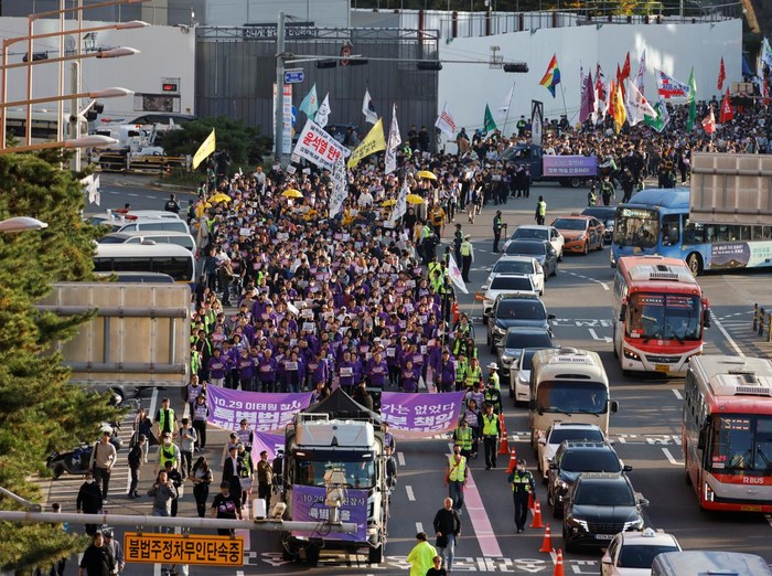 Duka Keluarga Korban Saat Peringatan 1 Tahun Tragedi Itaewon A family member of a victim who died from the Halloween crowd crush a year ago, mourns at a group memorial for the victims at Seoul City Hall Plaza in Seoul, South Korea, October 29, 2023. REUTERS/Kim Soo-hyeon