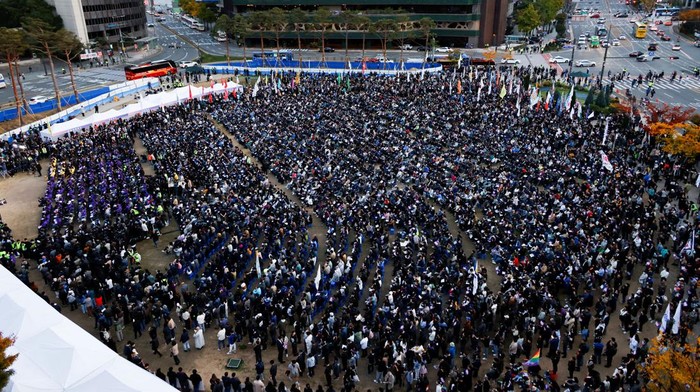 Duka Keluarga Korban Saat Peringatan 1 Tahun Tragedi Itaewon A family member of a victim who died from the Halloween crowd crush a year ago, mourns at a group memorial for the victims at Seoul City Hall Plaza in Seoul, South Korea, October 29, 2023. REUTERS/Kim Soo-hyeon