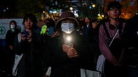 Upacara peringatan dan doa digelar di beberapa lokasi di Seoul pada hari Minggu (29/10) untuk mengenang 1 tahun tragedi kerumunan massa di Itaewon yang menewaskan 159 orang korban.  