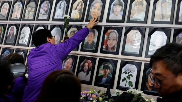 Duka Keluarga Korban Saat Peringatan 1 Tahun Tragedi Itaewon A family member of a victim who died from the Halloween crowd crush a year ago, mourns at a group memorial for the victims at Seoul City Hall Plaza in Seoul, South Korea, October 29, 2023. REUTERS/Kim Soo-hyeon