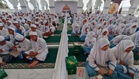 Para santri mengikuti edukasi kesehatan kulit yang digelar di Ponpes Assalafi Al Fitrah Semarang, Jawa Tengah.