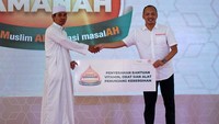 GM Commercial Kalbe Consumer Health Kusnanto Pramono menyerahkan secara simbolik bantuan vitaman, obat, dan alat penunjang kebersihan kepada pimpinan Pondok Pesantrean Assalafi Al Fitrah Semarang Ustadz Muhammad Nur Hasyim. 
