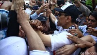 Mereka berebut salaman dengan Munarman. 