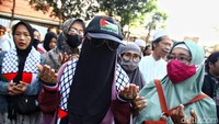 Puluhan simpatisan Munarman itu juga melantunkan shalawat di depan Lapas Salemba. Mereka juga memanjatkan doa. 