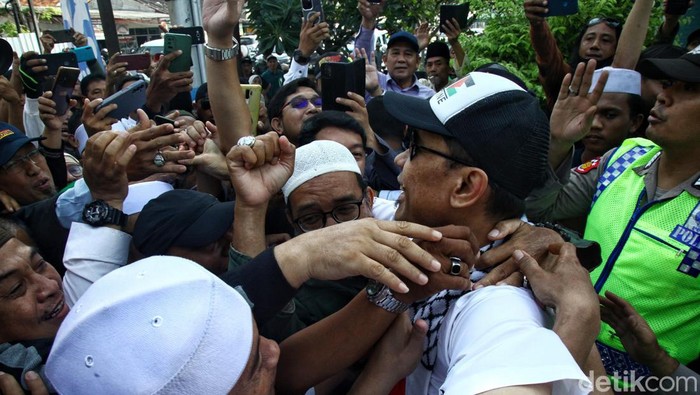 Ekspresi Simpatisan Sambut Pembebasan Munarman Riuh kegembiraan terjadi saat massa menyambut pembebasan Mantan Jubir FPI, Munarman di depan Lapas Salemba Jakarta. Begini ekspresi warga saat menyambut Munarman.