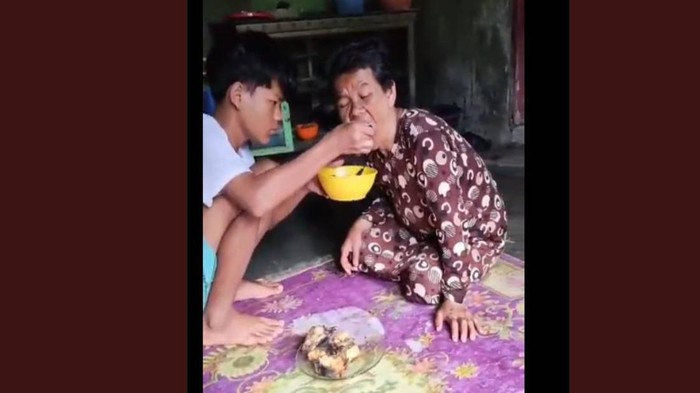 Entis (15) menyuapi ibunya yang mengalami gangguan kejiwaan