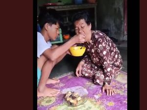Pengorbanan Entis, Rela Putus Sekolah demi Rawat Ibu di Rumah