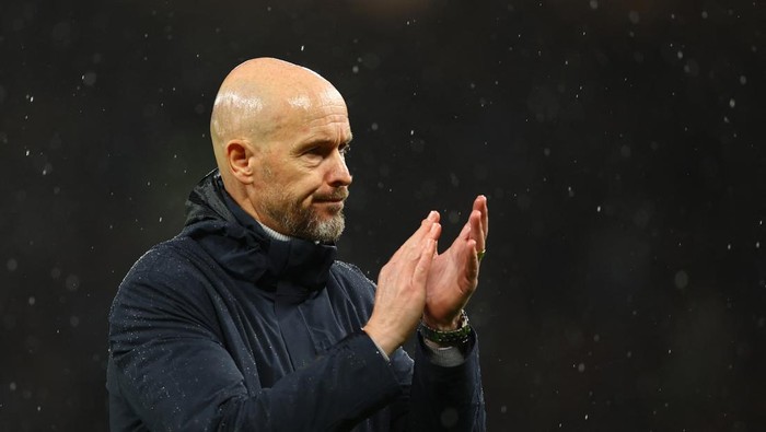 Soccer Football - Premier League - Manchester United v Manchester City - Old Trafford, Manchester, Britain - October 29, 2023   Manchester United manager Erik ten Hag looks dejected after the match REUTERS/Molly Darlington NO USE WITH UNAUTHORIZED AUDIO, VIDEO, DATA, FIXTURE LISTS, CLUB/LEAGUE LOGOS OR LIVE SERVICES. ONLINE IN-MATCH USE LIMITED TO 45 IMAGES, NO VIDEO EMULATION. NO USE IN BETTING, GAMES OR SINGLE CLUB/LEAGUE/PLAYER PUBLICATIONS.