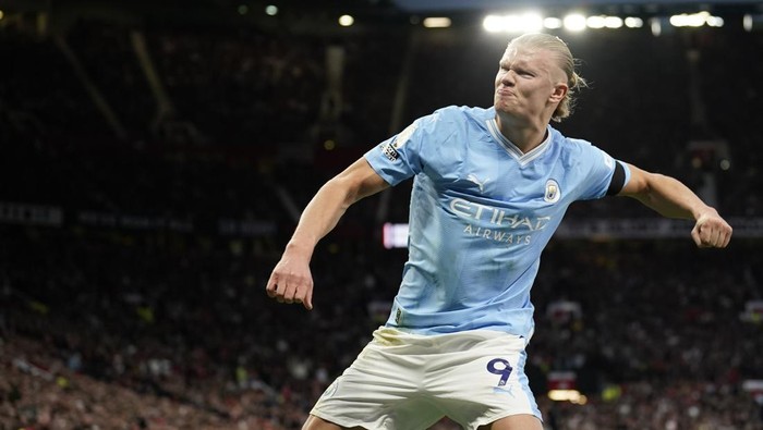 Manchester Citys Erling Haaland celebrates after scoring his sides opening goal from a penalty kick during the English Premier League soccer match between Manchester United and Manchester City at Old Trafford stadium in Manchester, England, Sunday, Oct. 29, 2023. (AP Photo/Dave Thompson)