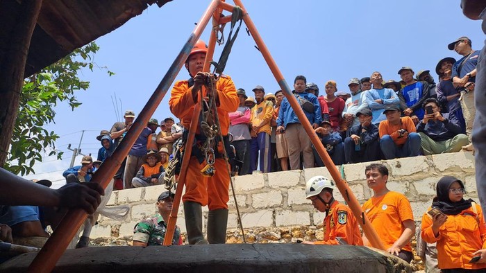 evakuasi tukang gali sumur yang tewas di dasar sumur