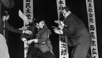 Situasi saat pemilu yang memanas di Jepang ini sebenarnya terjadi di depan 3000 orang. Ketika situasi menjadi tidak terkendali, seorang siswa yang marah menghunuskan pedang sepanjang satu kaki yang menancap 11 inci ke perut politisi tersebut. Dan, Yasushi Nagao ada di sana untuk membekukan momen yang tepat ketika siswa itu mencabut pedangnya setelah tusukan kedua. Karena gambar tersebut dicetak ulang di banyak surat kabar Amerika, Nagao mendapatkan Penghargaan Pulitzer, menjadikannya fotografer asing pertama yang menerimanya. Foto: via 121Cliks