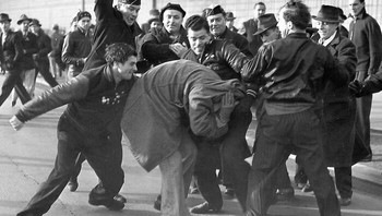 Gambar ini diambil pada saat pemogokan pekerja tahun 1941 di pabrik Ford. Rupanya, Milton Brooks memotretnya dengan sangat cepat, menyembunyikan kamera di balik mantelnya sambil berbaur dengan orang banyak agar tidak ketahuan karena menurutnya banyak orang yang ingin merusaknya. Foto: via 121Cliks