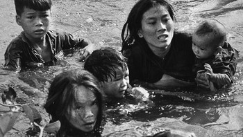 Gambar seorang ibu dan anak asal Vietnam Selatan yang mencoba berenang menyeberangi sungai untuk menghindari serangan Operasi Piranha. Setelah foto Kyochi Sawada menang tahun itu, dia mencari keluarga di foto tersebuta dan memberi mereka setengah dari hadiah uang hadiah. Foto: via 121Cliks