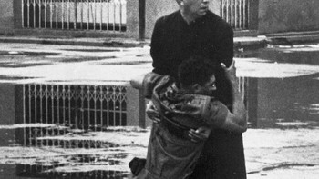 Para juri mengagumi cara drama, dampak, dan komposisi hidup berdampingan dalam gambar yang diambil oleh Hector Rondon ini. Ini adalah gambar yang menunjukkan seorang tentara yang terluka menarik dirinya ke arah pendeta. Rondon sendiri tidak yakin bagaimana dia bisa mengambil gambar tersebut karena latarnya cukup kasar: peluru beterbangan seperti yang diambil saat terjadi pemberontakan marinir di pangkalan angkatan laut dekat Caracas, Venezuela yang diketahui oleh fotografer tersebut. Foto: via 121Cliks
