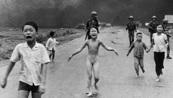 Nick Ut mulai memotret pada usia 16 tahun. Karena dirinya sendiri terluka sebanyak 3 kali, ia terus meliput Perang Vietnam dan memenangkan hadiah untuk foto ini yang menunjukkan Phan Thi Kim Phuc telanjang berusia 9 tahun berlari ke arah kamera setelah Selatan Serangan napalm Vietnam. Ut membawa dia dan anak-anak lainnya ke rumah sakit, di mana dia akhirnya dirawat selama 14 bulan, menjalani 17 operasi, sebelum akhirnya kembali ke rumah. Foto: via 121Cliks