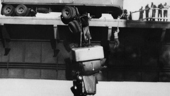 Wanita pertama dan fotografer amatir kedua yang menerima penghargaan Pulitzer Prize for Photography, Virginia Schau, mengambil gambar dramatis dengan kamera Kodak Brownie miliknya yang hanya memiliki dua eksposur tersisa. Saat dia mengajak orang tuanya keluar untuk memancing seharian, mereka menyaksikan kecelakaan truk yang menyebabkan taksinya tergantung 40 kaki dari Jembatan Sungai Pit. Salah satu orang yang membantu menyelamatkan pengemudi tersebut sebenarnya adalah suaminya. Foto: via 121Cliks