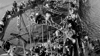 Max Desfor sedang bertugas sebagai fotografer dalam perjalanan bersama pasukan garis depan Amerika selama perang antara Korea Utara dan Korea Selatan. Pada tanggal 4 Desember 1950, saat berkendara di sekitar Pyongyang, dia melihat sebuah jembatan yang dibom dan ratusan pengungsi perang berusaha menyeberang ke seberang sungai Taedong. Saat itu sangat dingin dan Max ingat bahwa dia hampir tidak dapat menekan tombol rana karena suhu yang sangat dingin. Foto: via 121Cliks