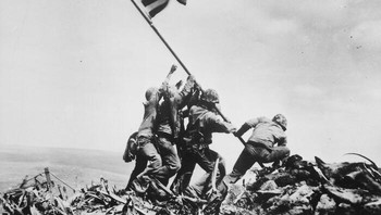 Lebih dari sekedar ikon, gambar ini kebetulan dikelilingi oleh kontroversi mengenai keasliannya. Foto ini diambil oleh Joseph Rosenthal pada tahap akhir Perang Pasifik, memperlihatkan Marinir AS mengibarkan bendera di puncak Gunung Suribachi, pulau Iwo Jima. Dan sangat sulit untuk mencapai titik tersebut sehingga para fotografer mulai ragu apakah itu layak dilakukan”. Foto: via 121Cliks