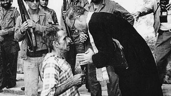 Mantan tentara Jose Rodriguez termasuk di antara ribuan orang lainnya yang dieksekusi oleh pasukan yang dipimpin oleh Fidel Castro. Di sini dia diberikan upacara terakhirnya saat dia dijatuhi hukuman mati oleh regu tembak. Foto itu diambil oleh Andrew Lopez, yang meliput Revolusi Kuba. Foto: via 121Cliks