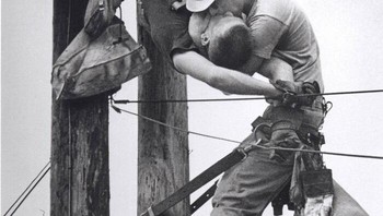 Foto ini memiliki latar belakang yang cukup dramatis ketika sang fotografer, Rocco Morabito, sedang mengemudi dan melihat seorang tukang listrik tergantung terbalik di sabuk pengamannya dan terkena aliran listrik 4.160 volt. Dia memanggil ambulans dan sementara itu, rekan lain naik dan berhasil menyelamatkan rekannya dengan melakukan memberikan napas dari mulut ke mulut. Foto: via 121Cliks