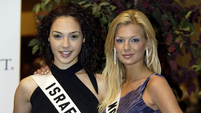 Miss Israel Gal Gadot walks on the stage in nightgown during the first official presentation with the panel of judges in Quito, 27 May 2004. The Miss Universe 2004 contest will take place on 01 June. AFP PHOTO/RODRIGO BUENDIA (Photo by RODRIGO BUENDIA / AFP)