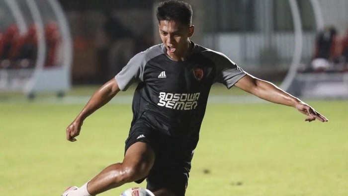 Gelandang PSM Makassar Ananda Raehan pada sesi latihan jelang melawan Rans Nusantara FC di Liga 1.