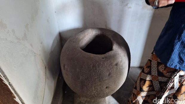 Gentong di kompleks situs Watu Gilang, Kotagede, Jogja. Foto diunggah pada Senin (30/10/2023).
